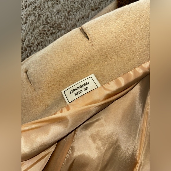 Gently used like new woman’s coat - Picture 4 of 6